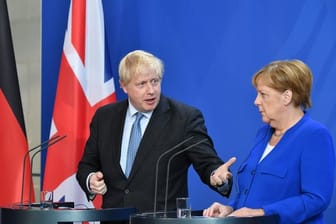 Merkel und Johnson halten eine gemeinsame Pressekonferenz ab.