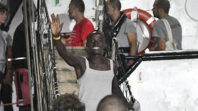 Die Migranten gehen im Hafen von Lampedusa von Bord der "Open Arms".