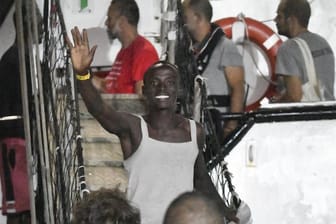 Die Migranten gehen im Hafen von Lampedusa von Bord der "Open Arms".