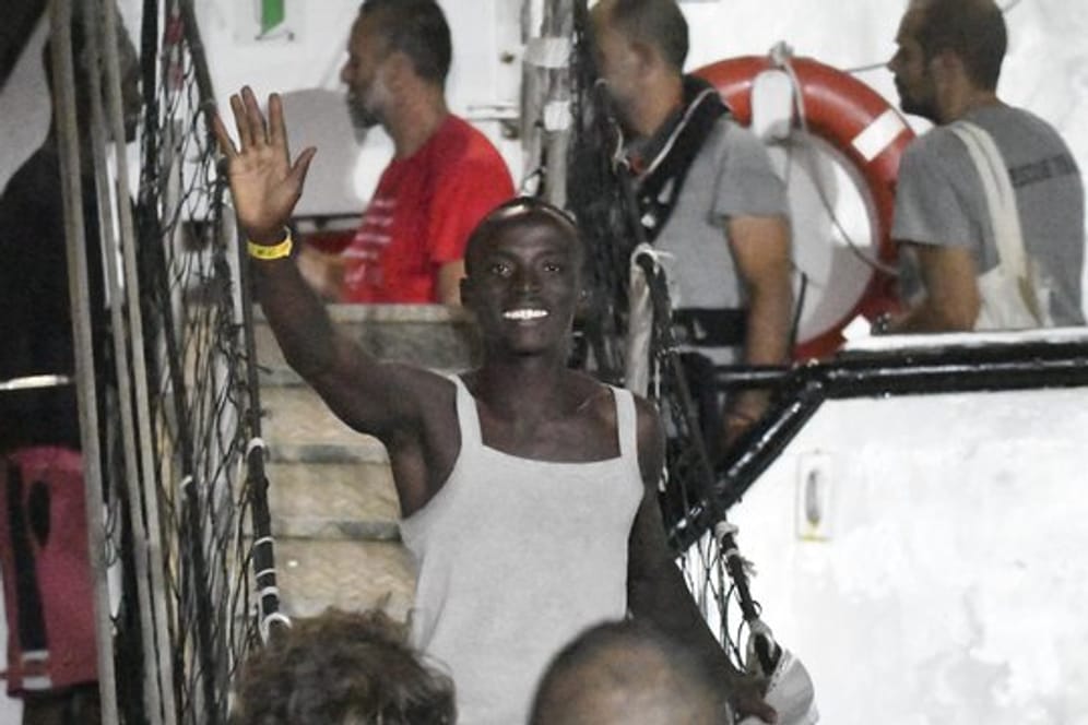 Die Migranten gehen im Hafen von Lampedusa von Bord der "Open Arms".