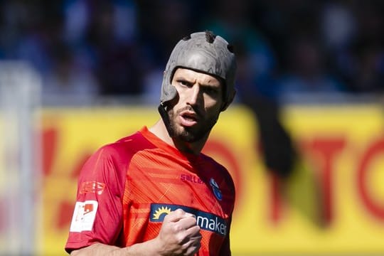 Spielt mit Helm: Paderborns Klaus Gjasula.