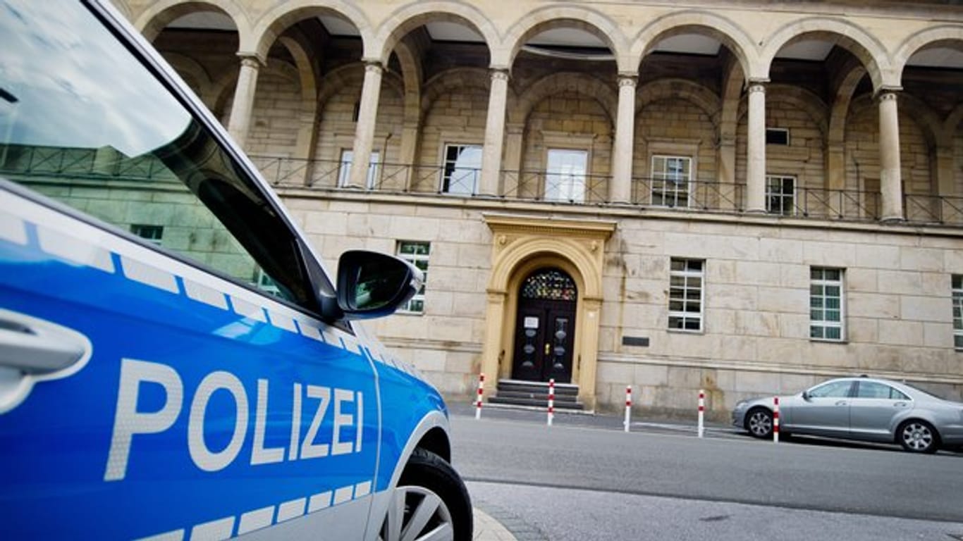 Ein Polizeifahrzeug vor dem Landgericht in Wuppertal.