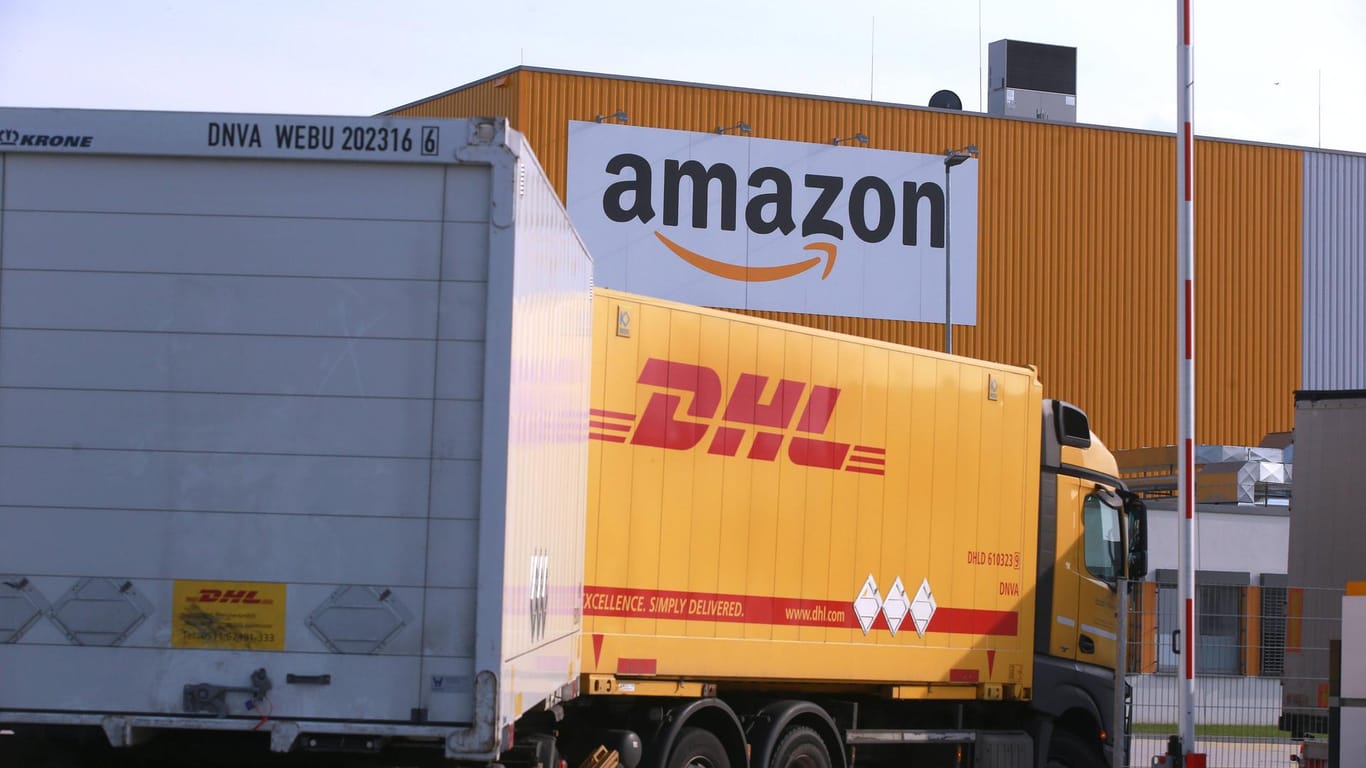 Ein DHL-LKW fährt auf das Amazongelände in Dortmund: Die Deutsche Post wird bis auf Weiteres keine frischen Lebensmittel mehr für den Onlinehändler ausliefern.