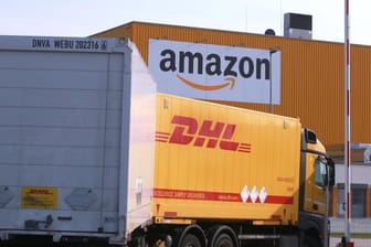 Ein DHL-LKW fährt auf das Amazongelände in Dortmund: Die Deutsche Post wird bis auf Weiteres keine frischen Lebensmittel mehr für den Onlinehändler ausliefern.