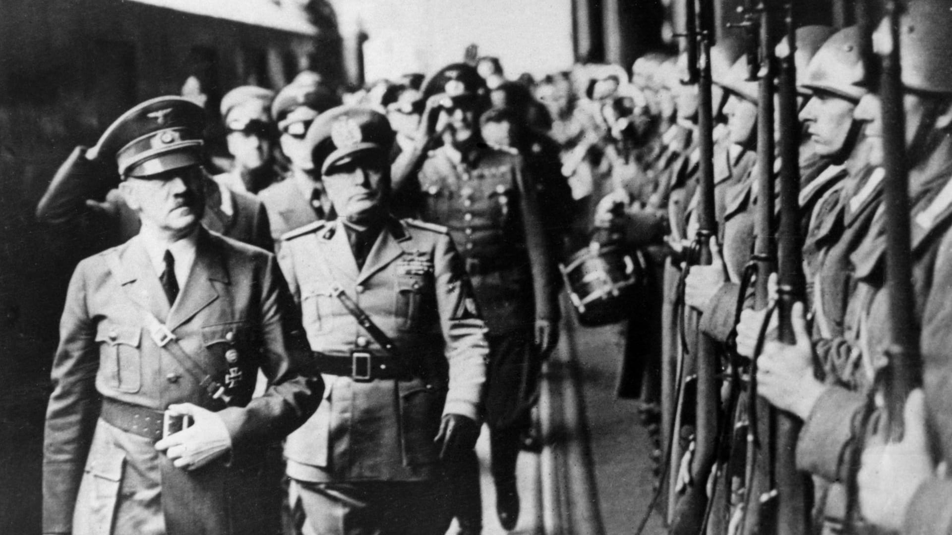 Adolf Hitler (l.) und Benito Mussolini (rechts dahinter): Beide Diktatoren verfolgten im Zweiten Weltkrieg ihre Eroberungspläne.