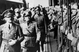 Adolf Hitler (l.) und Benito Mussolini (rechts dahinter): Beide Diktatoren verfolgten im Zweiten Weltkrieg ihre Eroberungspläne.
