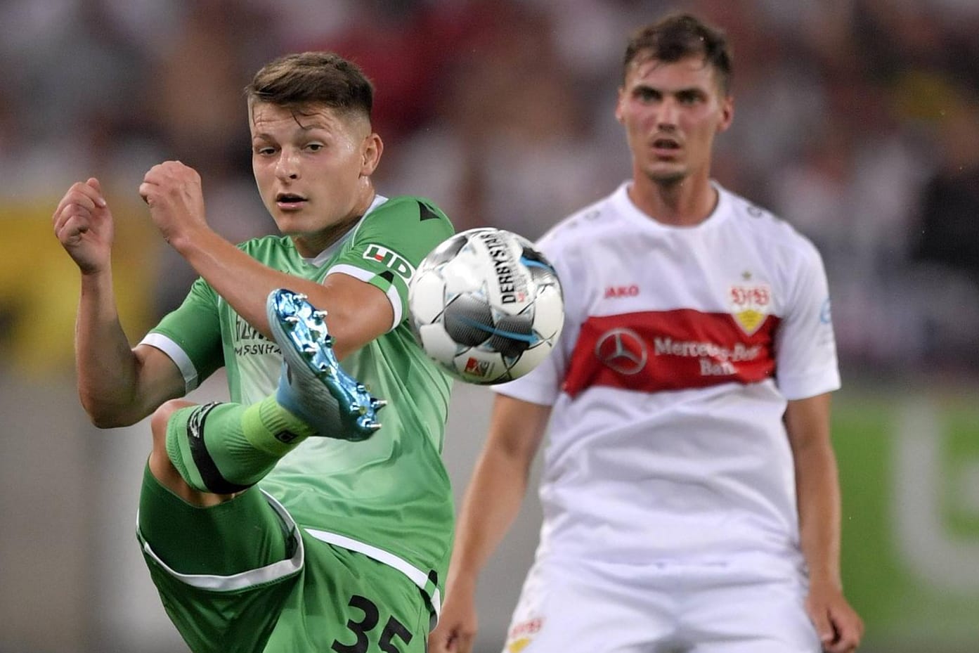 Hannovers Florent Muslija flankt, Stuttgarts Pascal Stenzel schaut zu: Die Szenen der 2. Liga gibt es bald auch ohne TV-Abo zu sehen.