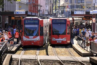Passanten an der KVB Haltestelle Heumarkt in Köln: Die KVB setzen ab Ende August in mehreren Linien mehr Busse und Bahnen ein.