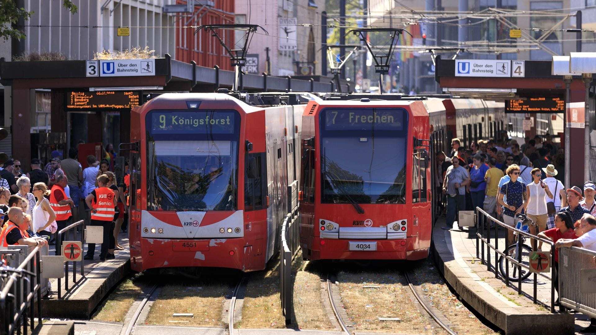 Passanten an der KVB Haltestelle Heumarkt in Köln: Die KVB setzen ab Ende August in mehreren Linien mehr Busse und Bahnen ein.