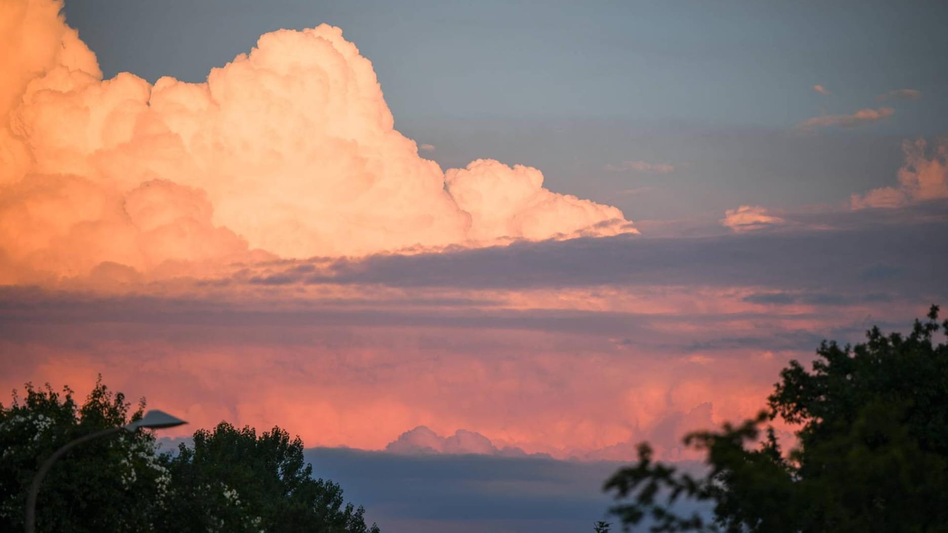 Wolken türmen sich auf: Ein paar Schauer noch, dann kommt der Sommer zurück – sogar eine neue Hitzewelle ist drin.