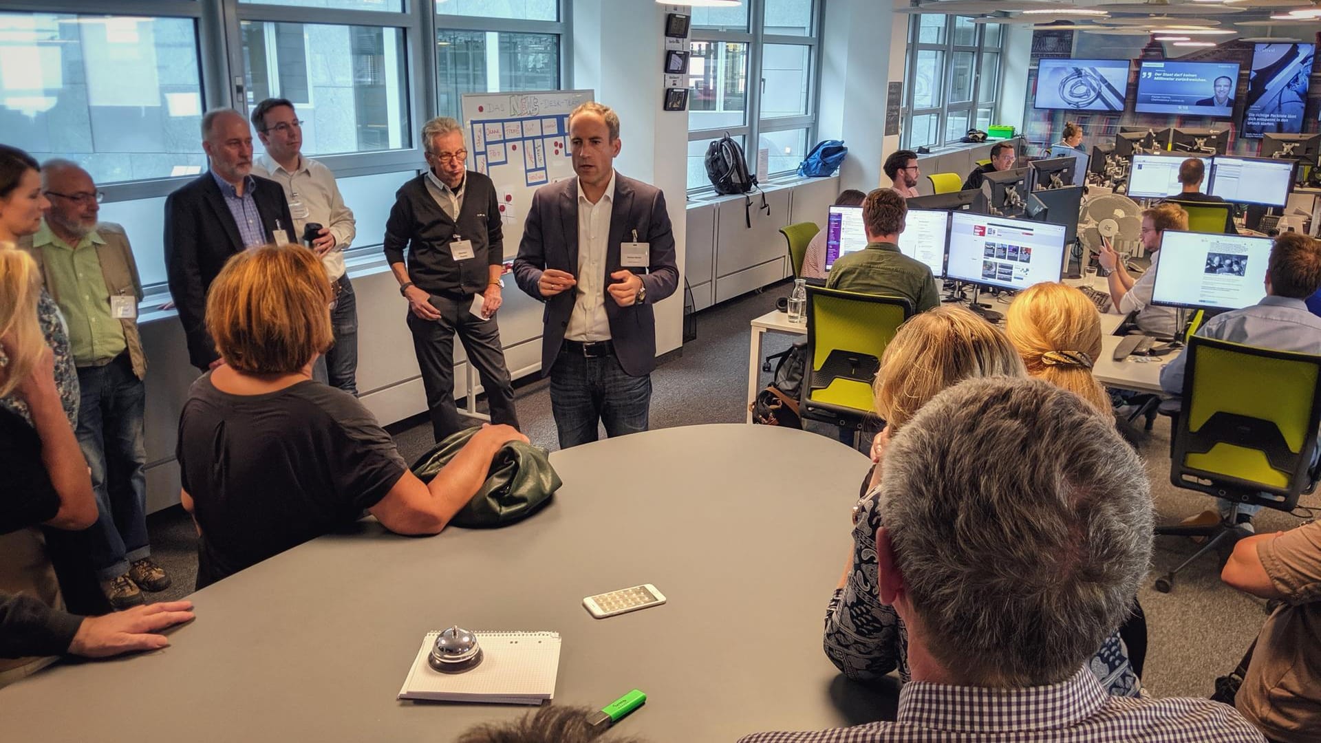 Leserbeirats-Mitglieder versammeln sich im Newsroom.