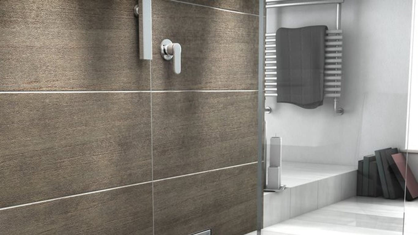 Wasserabläufe direkt an der Wand ermöglichen, dass Duschen eben zum übrigen Badezimmerboden gebaut werden.