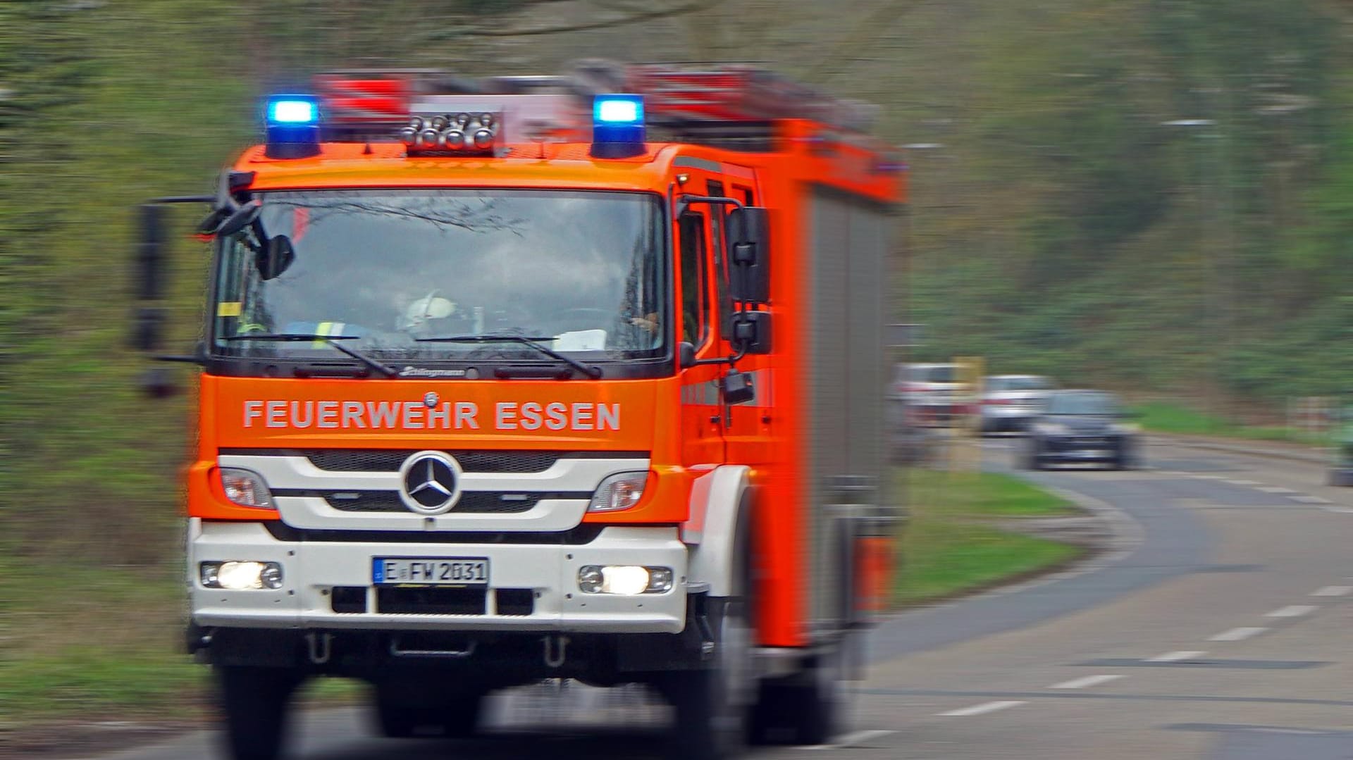 Einsatzfahrt der Feuerwehr: Die Feuerwehr Essen musste ausrücken, weil ein Laster seine Ladung verloren verloren hatte. (Symbolbild)