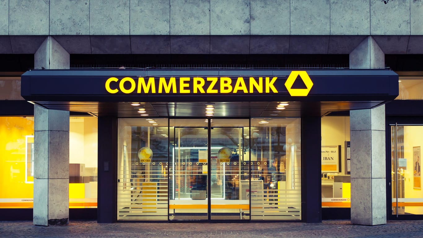 Filiale der Commerzbank: Derzeit rechnet das Geldinstitut mögliche Filialschließungen durch.