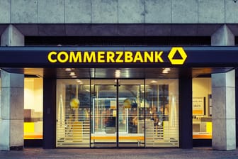 Filiale der Commerzbank: Derzeit rechnet das Geldinstitut mögliche Filialschließungen durch.
