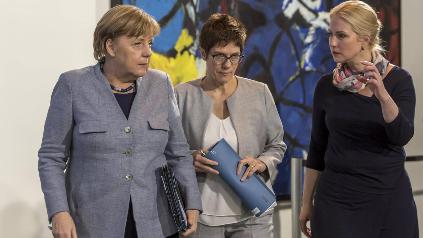 Kanzlerin Angela Merkel, CDU-Chefin Annegret Kramp-Karrenbauer und Manuela Schwesig, Ministerpräsidentin von Mecklenburg-Vorpommern (v.l.): Die ehemals westdeutschen Parteien versuchen, sich stärker im Osten zu verwurzeln.