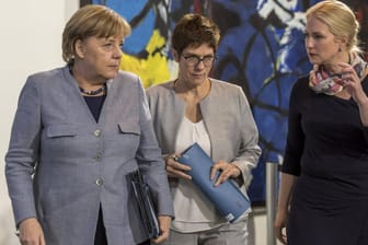 Kanzlerin Angela Merkel, CDU-Chefin Annegret Kramp-Karrenbauer und Manuela Schwesig, Ministerpräsidentin von Mecklenburg-Vorpommern (v.l.): Die ehemals westdeutschen Parteien versuchen, sich stärker im Osten zu verwurzeln.