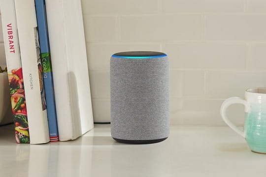 Über den Echo Plus und andere Smartspeaker von Amazon können Nutzer fortan auch in Deutschland Inhalte von Apple Music hören.