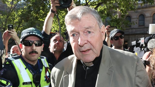 Kardinal George Pell auf dem Weg zum County Court: Der ehemalige Vertraute von Papst Franziskus war wegen sexuellen Missbrauchs von zwei Chorknaben zu sechs Jahren Haft verurteilt worden. Kardinal George Pell auf dem Weg zum County Court: Der ehemalige Vertraute von Papst Franziskus war wegen sexuellen Missbrauchs von zwei Chorknaben zu sechs Jahren Haft verurteilt worden.