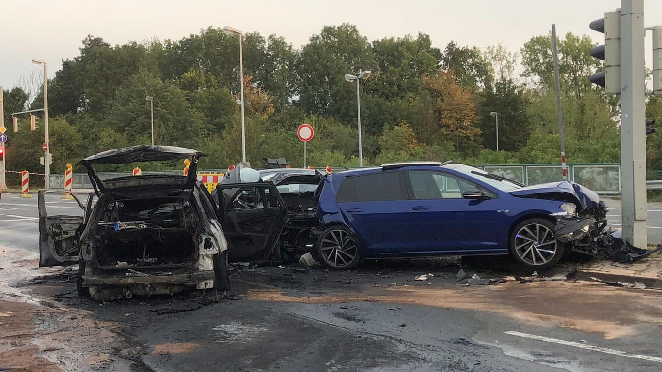 Braunschweig: Drei kaputte Autos stehen an der Unfallstelle. Ein Autofahrer ist bei Braunschweig vor der Polizei davongerast und hat einen tödlichen Unfall verursacht.