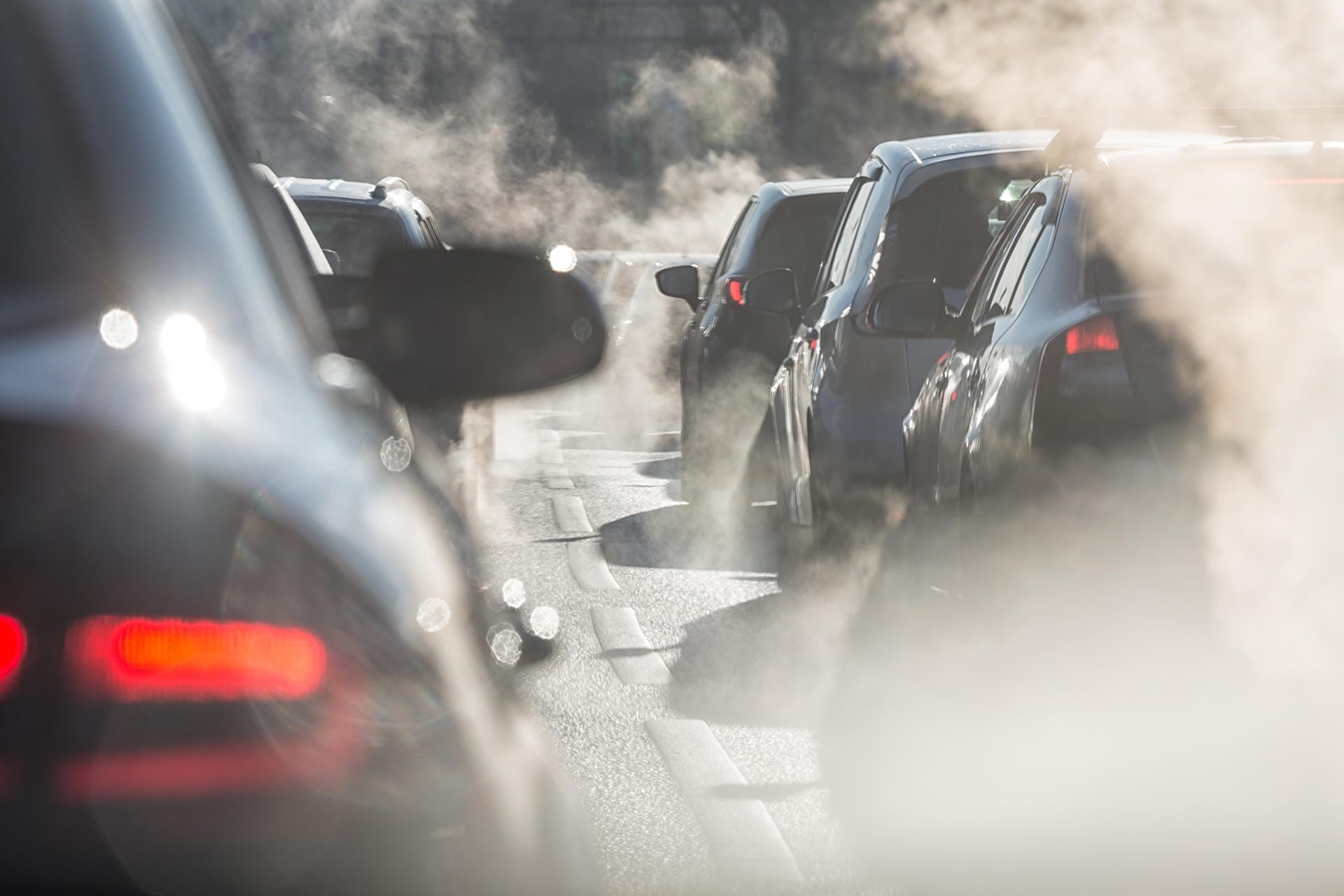 Autoabgase: Schmutzige Luft kann die Gesundheit belasten – körperlich und psychisch.