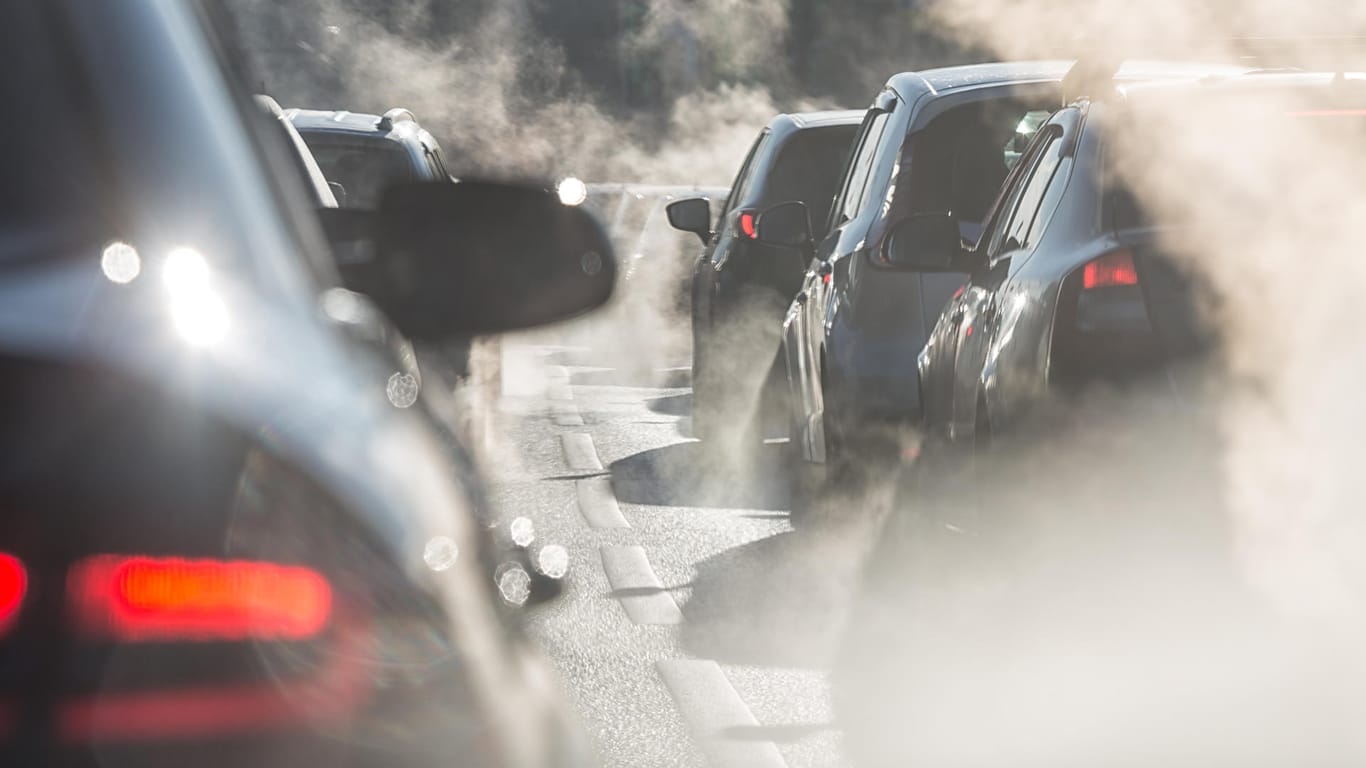 Autoabgase: Schmutzige Luft kann die Gesundheit belasten – körperlich und psychisch.