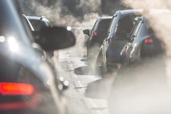 Autoabgase: Schmutzige Luft kann die Gesundheit belasten – körperlich und psychisch.