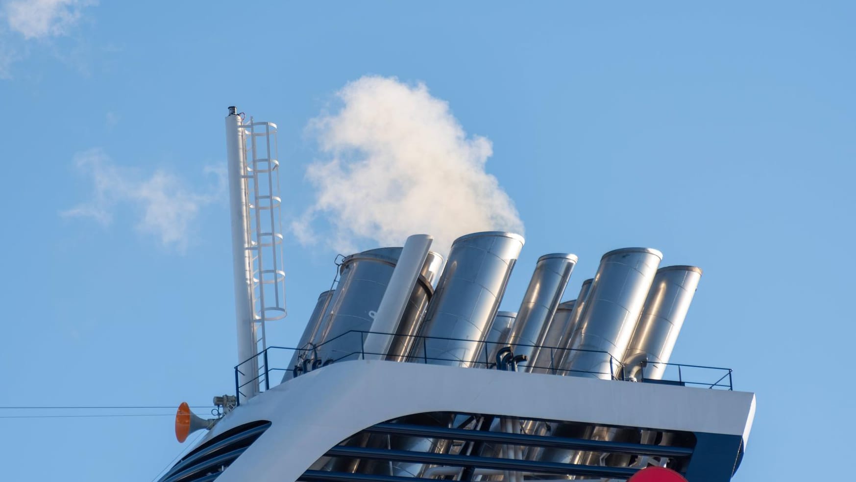 Abgase eines Kreuzfahrtschiffs: Kreuzfahrten werden nur langsam sauberer.