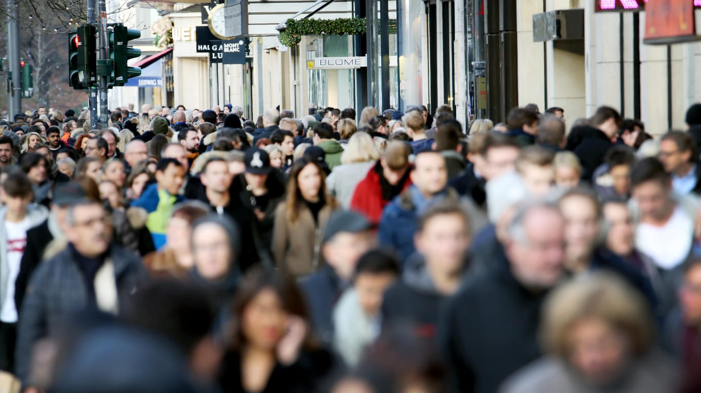 Passanten auf einer Düsseldorfer Einkaufsmeile (Symbolbild): Das Statistische Bundesamt veröffentlichte Zahlen zu Personen mit Migrationshintergrund.