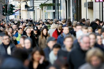 Passanten auf einer Düsseldorfer Einkaufsmeile (Symbolbild): Das Statistische Bundesamt veröffentlichte Zahlen zu Personen mit Migrationshintergrund.