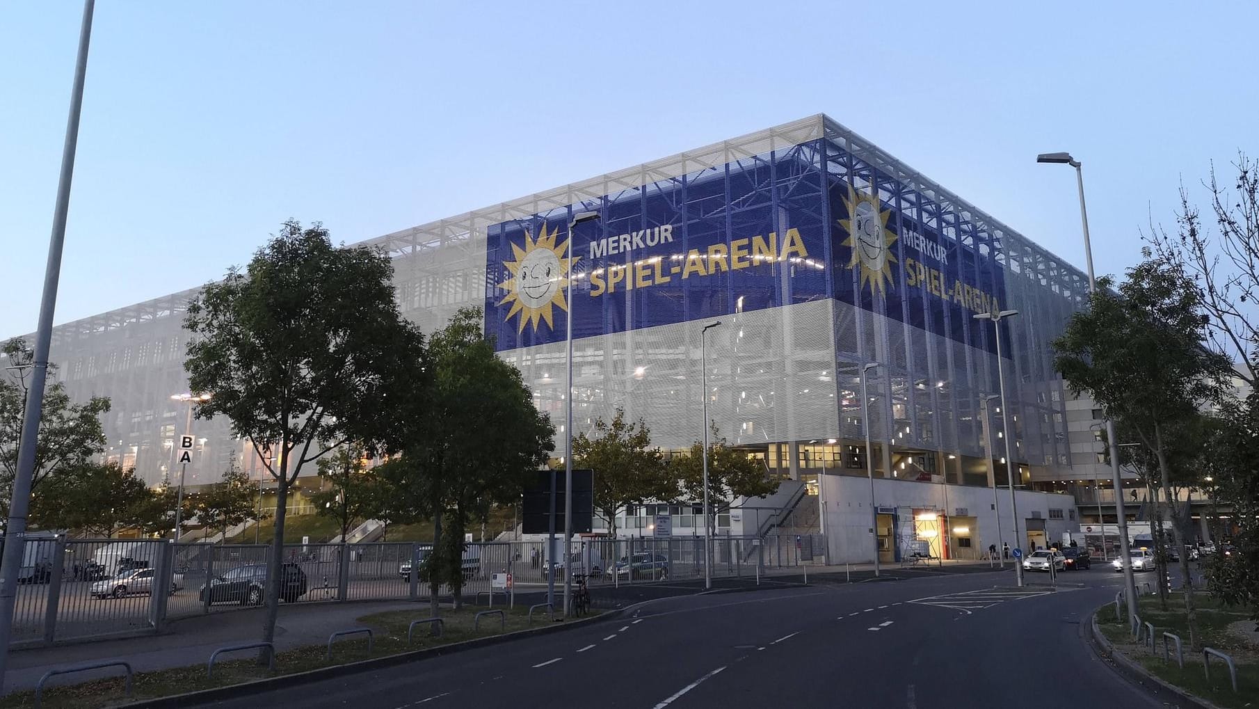 Merkur Spiel-Arena in Düsseldorf: Der mutmaßliche Täter ist bereits bei vorherigen Spielen ins Visier der Polizei geraten. Merkur Spiel-Arena in Düsseldorf: Der mutmaßliche Täter ist bereits bei vorherigen Spielen ins Visier der Polizei geraten.
