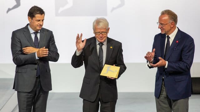 Reinhard Rauball (M) wird durch Christian Seifert (l) und Karl-Heinz Rummenigge verabschiedet. Reinhard Rauball (M) wird durch Christian Seifert (l) und Karl-Heinz Rummenigge verabschiedet.