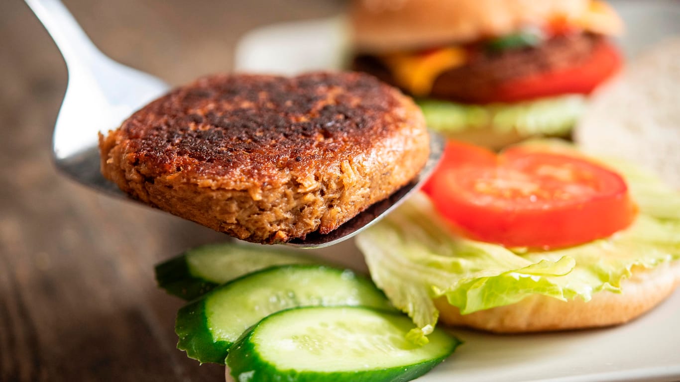 Burgerpatty: Vegetarische oder vegane Fleischersatzprodukte erfreuen sich immer größerer Beliebtheit.