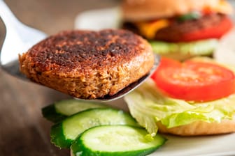 Burgerpatty: Vegetarische oder vegane Fleischersatzprodukte erfreuen sich immer größerer Beliebtheit.