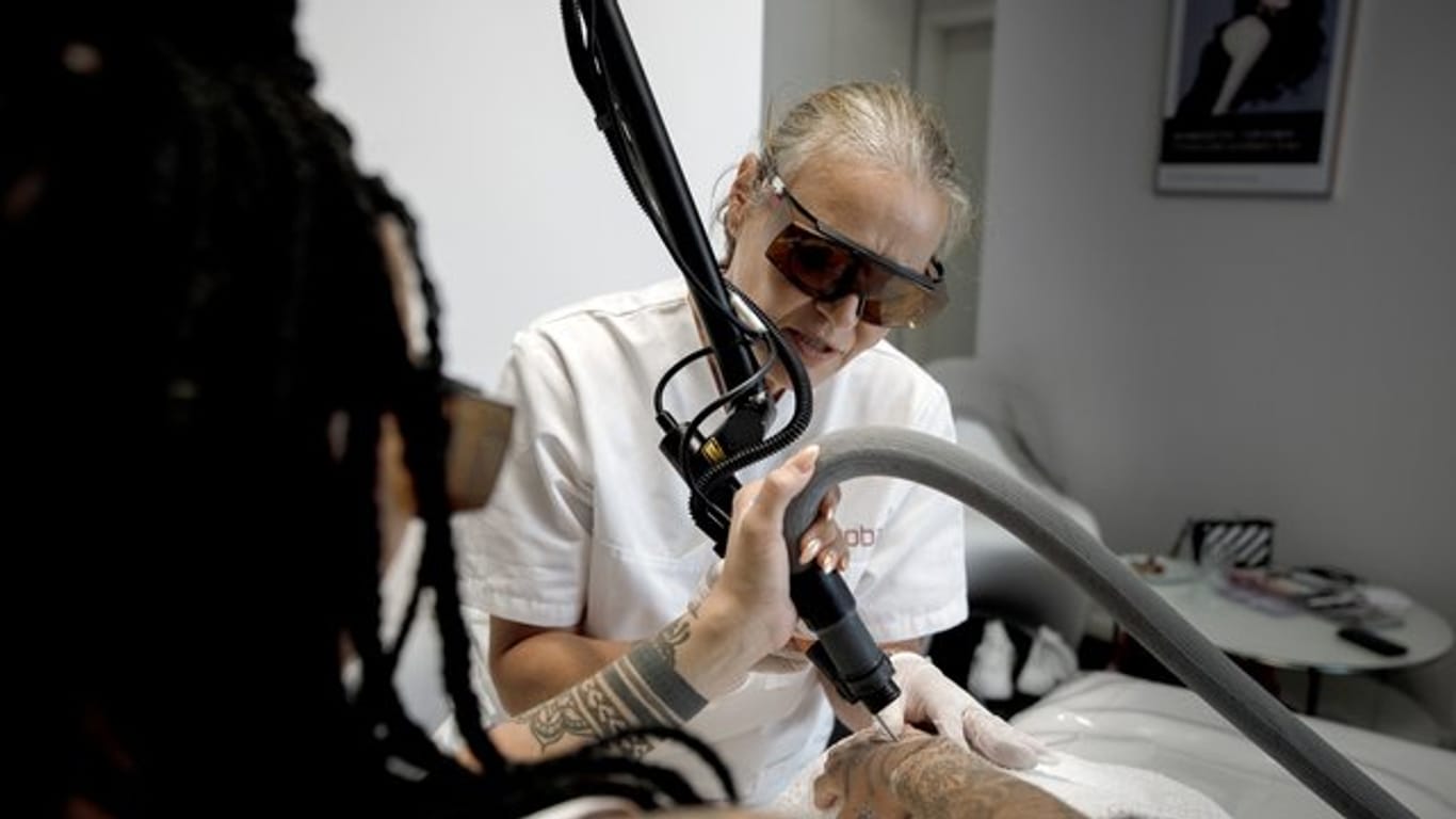 Petra Lichtblau, Lasertherapeutin und Heilpraktikerin, entfernt ein Tattoo.