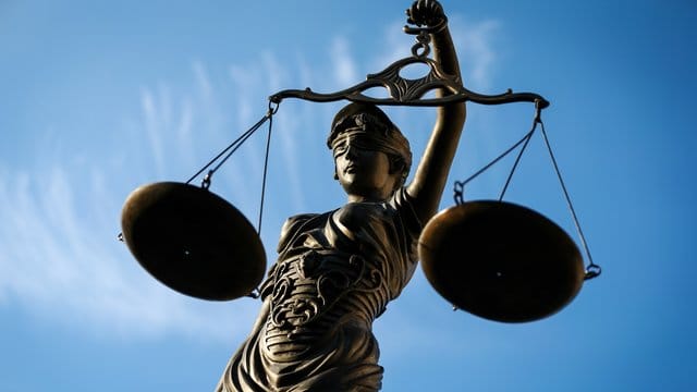 Eine Statue der Justitia hält eine Waage in ihrer Hand: In Tübingen sitzen zwei Polizistinnen in Untersuchungshaft. (Symbolfoto) Eine Statue der Justitia hält eine Waage in ihrer Hand: In Tübingen sitzen zwei Polizistinnen in Untersuchungshaft. (Symbolfoto)