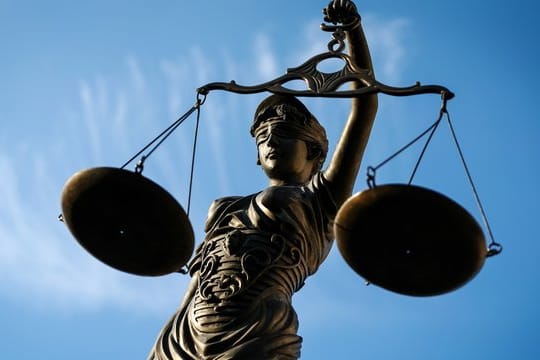 Eine Statue der Justitia hält eine Waage in ihrer Hand: In Tübingen sitzen zwei Polizistinnen in Untersuchungshaft. (Symbolfoto)