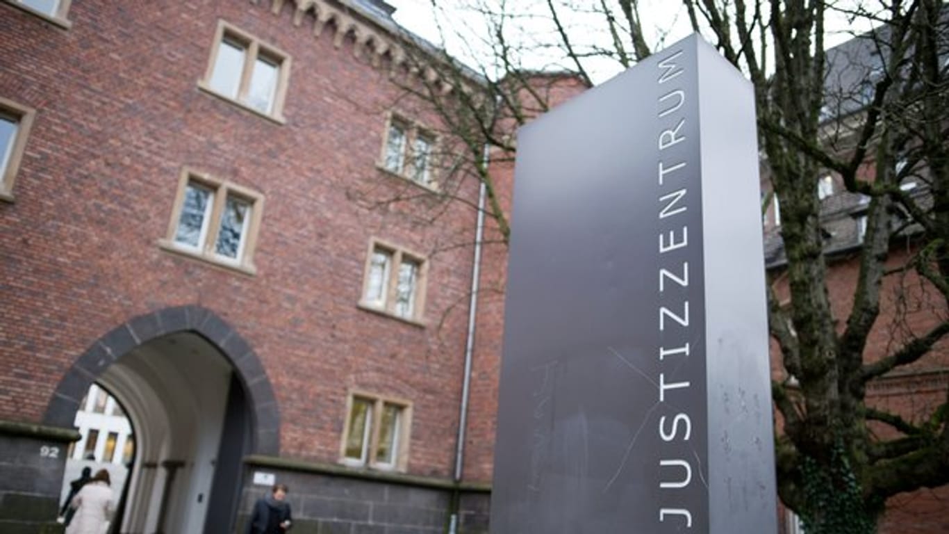 Das Justizzentrum in Aachen: Es sei nicht sicher, ob der 35-Jährige mit der Waffe auch geschossen habe. (Symbolfoto)