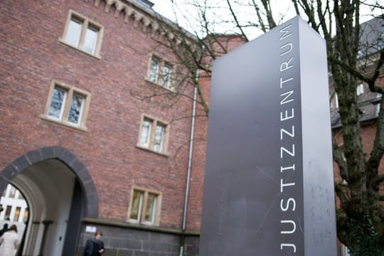 Das Justizzentrum in Aachen: Es sei nicht sicher, ob der 35-Jährige mit der Waffe auch geschossen habe. (Symbolfoto)