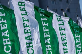 Fahnen mit dem Schriftzug der Schaeffler AG: In dem betroffenen Unternehmensbereich arbeiten etwa 400 Mitarbeiter.