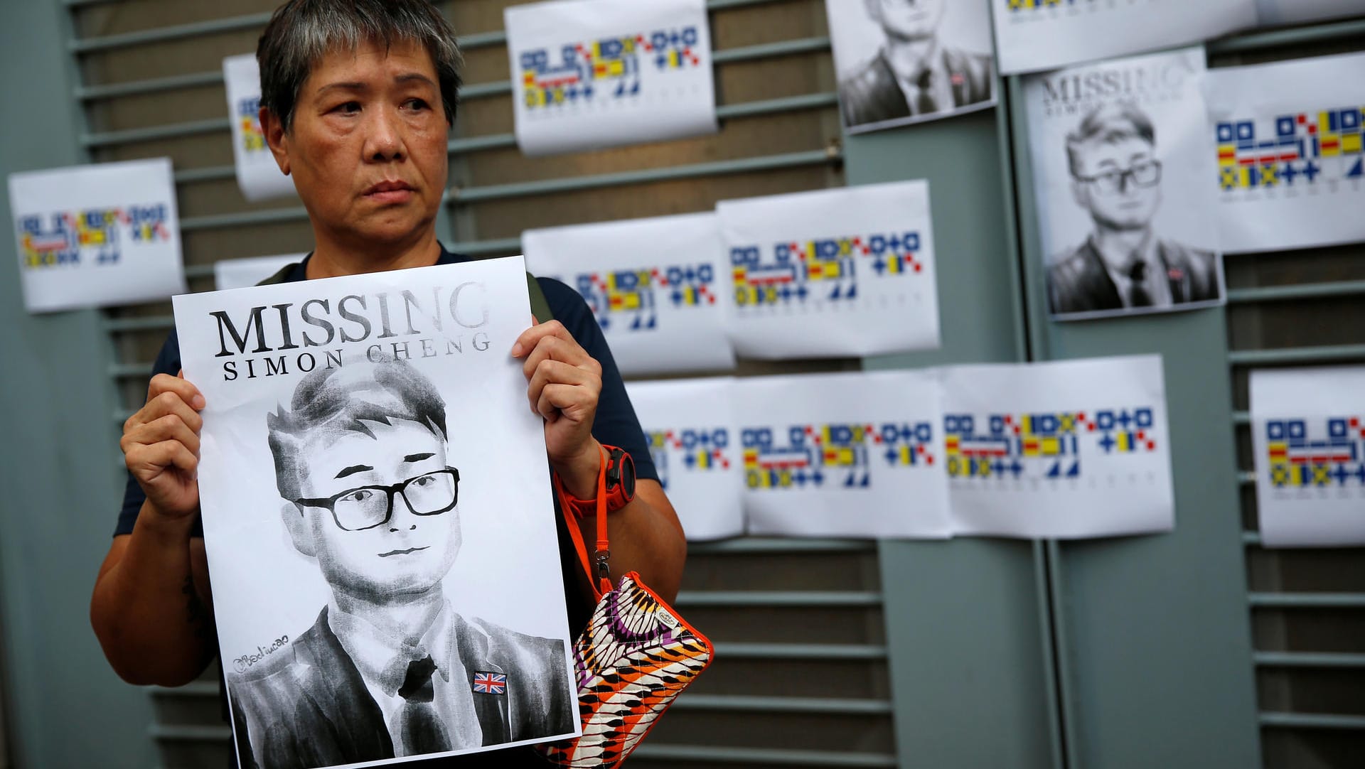 Demonstrantin mit einem Bild von Simon Cheng: Der 28-Jährige gilt seit dem 8. August als vermisst.