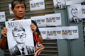 Demonstrantin mit einem Bild von Simon Cheng: Der 28-Jährige gilt seit dem 8. August als vermisst.