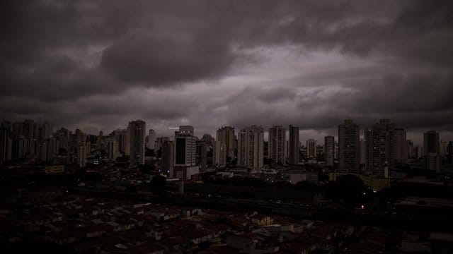 Die Waldbrände sind auch im 2000 Kilometer entfernten São Paulo in Form von schwarzem Regen zu spüren.