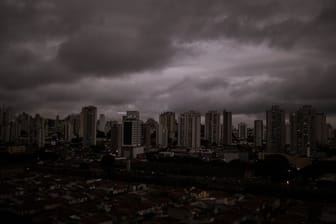 Die Waldbrände sind auch im 2000 Kilometer entfernten São Paulo in Form von schwarzem Regen zu spüren.