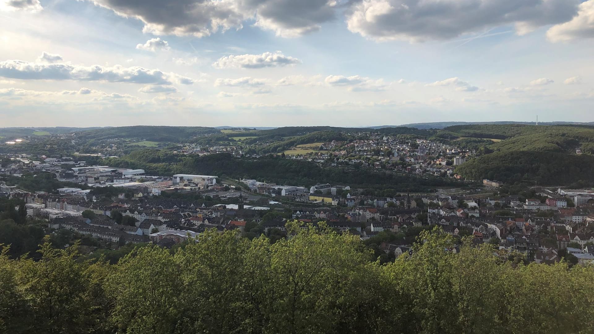 Ausblick auf Hagen: Viele Bands, lockere Stimmung und eine eindrucksvolle Kulisse im Hagener Stadtwald machen den besonderen Reiz des Schnurlos Festivals aus.