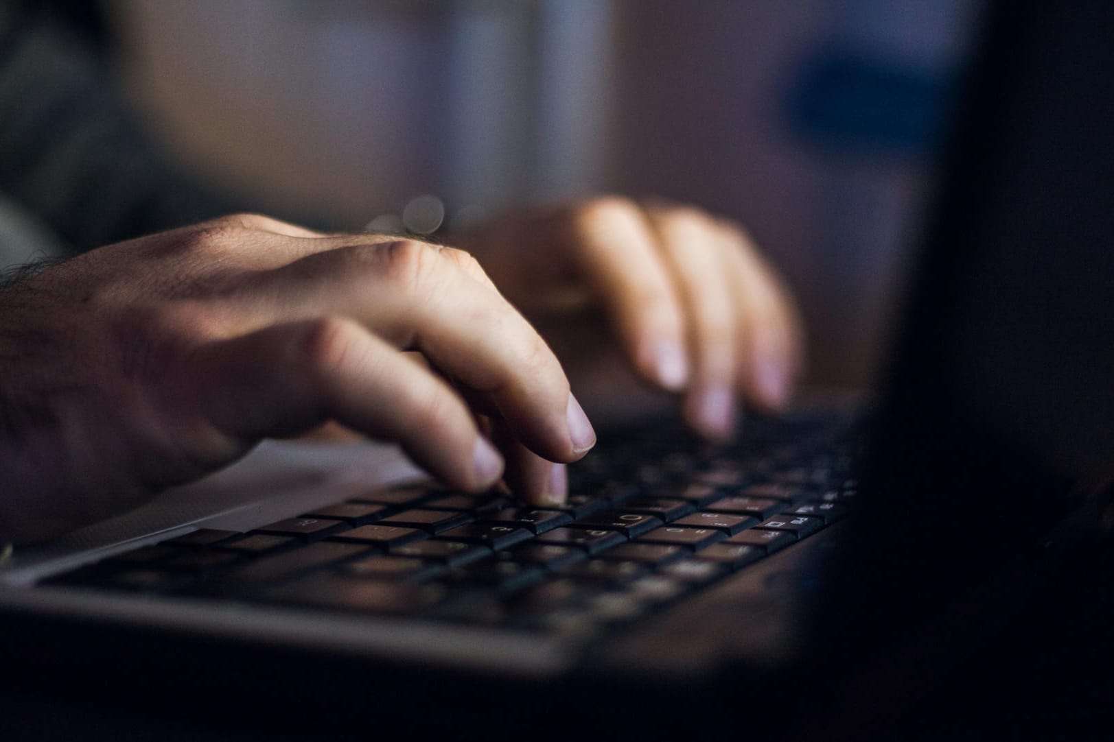 Ein Mann an einem Laptop (Symbolbild): Die Daten von etwa 1,2 Millionen Nutzern einer Pornoseite waren für Angreifer verfügbar.