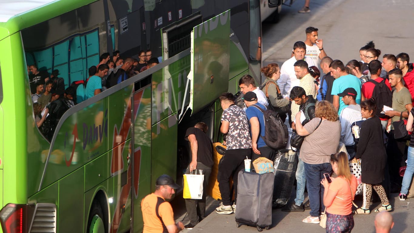 Passagiere steigen in einen Flixbus ein: Das Unternehmen weitet sein Angebot erstmals auf die Türkei aus. (Symbolbild)