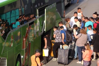 Passagiere steigen in einen Flixbus ein: Das Unternehmen weitet sein Angebot erstmals auf die Türkei aus. (Symbolbild)