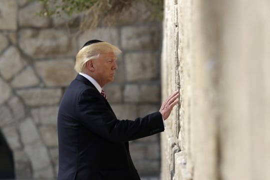 Donald Trump steht am 22.