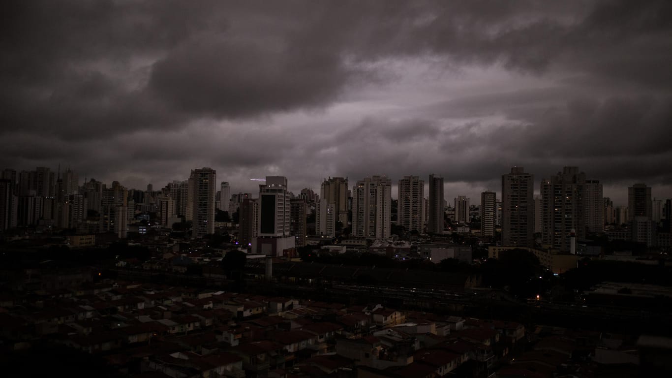 Der Himmel über Sao Paulo: In dem schwarzen Regen fanden Forscher Brandrückstände.